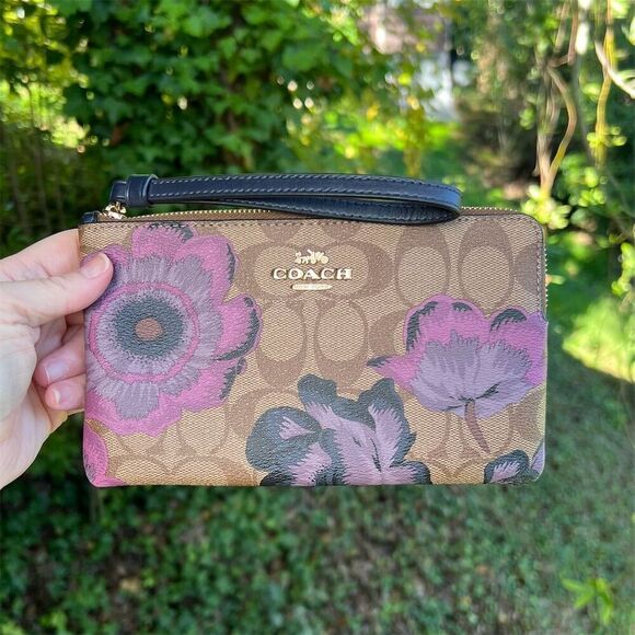 COACH Large Phone Wallet Wristlet in Signature Canvas w Kaffe Fassett Print NWOT - Picture 3 of 10